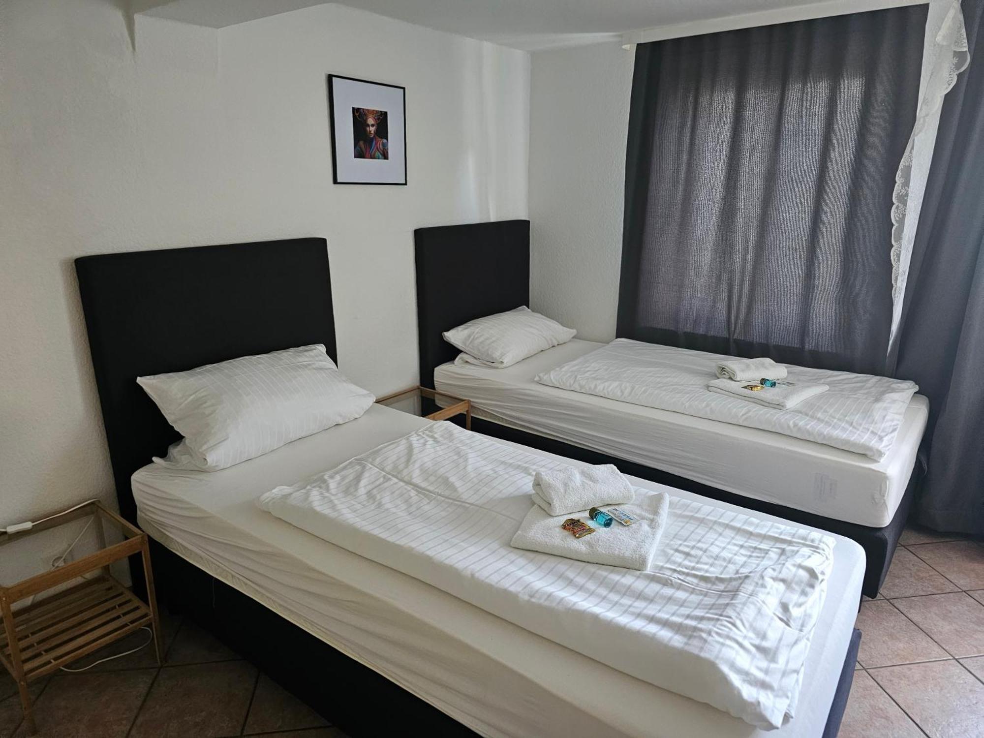 Haus99 Budget Pension & Apartments Fürth Esterno foto